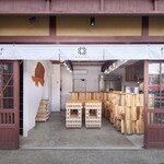 HIDA BEEF SUKIYAKI NAKABASHI WAKACHIYA - 飛騨地方の木材をふんだんに使った店内
