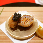 にくの匠 三芳 - 「揚物」ラードで揚げた海老芋とフィンランド産キャビア乗せ、中にはコッペの身 2017年12月