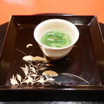 にくの匠 三芳 - 「先付」鰹と牛肉骨のスープ、壬生菜 2017年12月