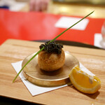 にくの匠 三芳 - 「揚物」ラードで揚げた海老芋とフィンランド産キャビア乗せ、中にはコッペの身 2017年12月