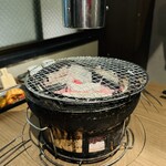 神保焼肉料理店 - 焼きは炭火 強すぎず焼きやすい良いバランス