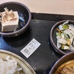 ゆで太郎 もつ次郎 - 豆腐に漬物