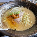 都 - とんこつにんにくラーメン醤油