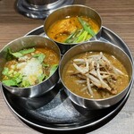 229059034 - 左はじがラララ・ラムで上が鶏出汁チキンカレー、右がとんこつのポークカレー