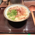 香川 一福 神田店 - お盆に乗って来ます。