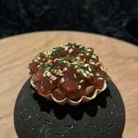 VELROSIER - 鮪の紹興酒漬タルタル風　タルト生地は焼売の皮を揚げたもの　香ばしい胡麻と胡麻油が印象的