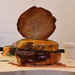リュクスバーガーズ&サニーズテーブル - チェダーチーズバーガー