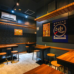 イケマル酒場 - テーブル席