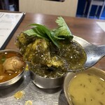 ダルバート食堂 ムスタンタカリチューロ - 週替わりのほうれん草と炒り卵のカレー