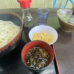 牧のうどん - 揚げ玉は味変用に最初はとっておきます