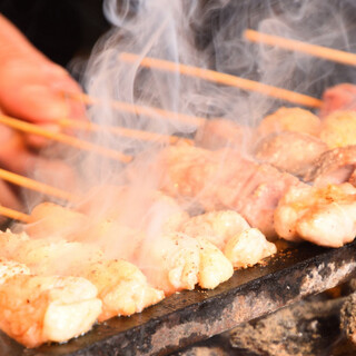 《炭火焼鳥》は但馬鶏のポテンシャルを生かした焼き加減でご提供