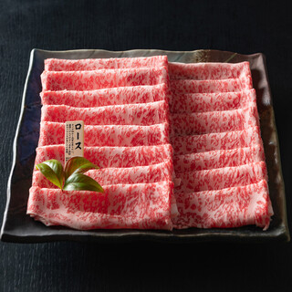 ストレスなく育った雌牛。その脂の旨みを、焼肉やしゃぶしゃぶで