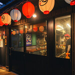 イケマル酒場 - 樽机での立ち飲み席