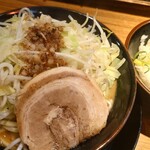 壱角家 - 背脂味噌壱郎 並(1100円)、明太子丼(300円)。