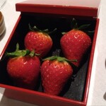 サンス・エ・サヴール - シャンパンにあわせて提供された古都華(いちご)