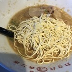 河童ラーメン本舗 - ハリガネ替え玉と共に生ニンニク投入