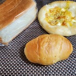 PINY - 左;ハニーミルク食パン1/2¥162
            右;４種のチーズと岩塩のフォカッチャ¥345
            下;塩パン¥140