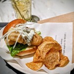 Dam brewery restaurant - シグネーチャ― フィッシュバーカー＆ チップス　1,200円。飲み物はセットのジャスミンティをお願いしました。ランチビールは 450円(^^♪