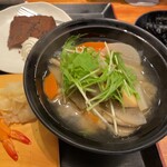 江戸前寿司 ちかなり - 具沢山の味噌汁（けんちん汁っぽい）か
            お蕎麦が選べます。たけのこや里芋が入っていて美味しい。