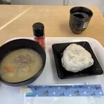 おにぎり家 ころりん - 料理写真:しらす大葉とひき肉汁で計700円