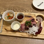 神田の肉バルRUMP CAP - まずはローストビーフとお野菜