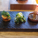 スパイスカフェ - 2023年のクリスマスランチコース(7000円)の前菜盛り合わせ(ツブ貝 パニプリ、信州サーモンのタルト、しらす 菜の花 キヌア、椎茸 トリュフオイル、カルニータス)