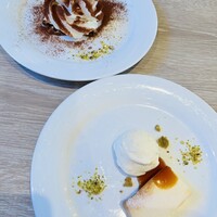 スミレオオサカ - 奥ティラミス、手前がプリン スミレオオサカ - 奥ティラミス、手前がプリン