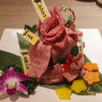松阪牛　田じま - クリスマス肉ケーキセット(2人前16000円)の肉ケーキ。特上カルビ、上ハラミ、豚カルビ、イチボ、カイノミ、シンシン