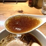 Jikaseimen Urota - 水と鶏、醤油のみで作るスープは鶏の濃厚な旨味が広がります。スープに合わせた醤油ダレも丸みがありコク深く美味しい❗️