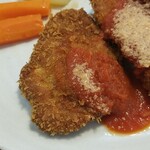 キッチン ブルー グローブ - １つ目のカツレツにも、トマトソースがたっぷり！