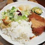キッチン ブルー グローブ - 最後はご飯、サラダ、お新香を乗せるも、乗せすぎました！？