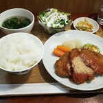 キッチン ブルー グローブ - 豚ヒレ肉ミラノ風カツレツ　ハリッサ仕立てトマトソース