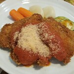 キッチン ブルー グローブ - 反対側から、真ん中のカツレツには、ソースがたっぷり