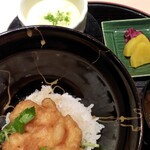 Tempura Azabu Yokota - 茶碗蒸し・芝海老のかき揚げ丼・季節の香の物・赤出汁