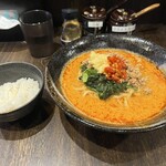 地獄の担担麺 護摩龍 - 阿修羅に生姜トッピング+サービス半ライス