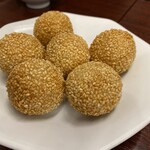 中華 大興 - 胡麻団子は3個入り×2皿