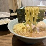 横浜ラーメン 渡来武 - ラーメン並 800円+味玉 100円