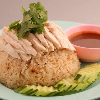 Easily experience the Thai atmosphere at “Khao Man Gai”! Popular for its mild spiciness