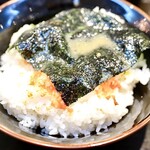 気合家 - スープに浸した海苔とライス
