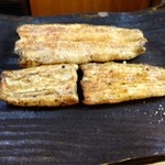 かぶと - 手前が養殖、奥が天然の食べ比べ