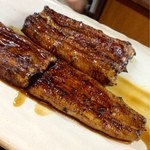 かぶと - 手前が養殖、奥が天然の食べ比べ