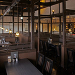 코우히이 메이코우 상쿠 쿠와나점 - 店内は、木造で木の温もりを感じる温かい空間。