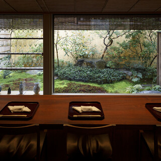 A warm space renovated from a 100-year-old townhouse with a Japanese garden