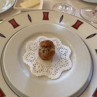 ル・ブルギニオン - チーズを練り込んだシューに塩漬け豚のリエット