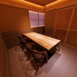 A comfortable private room filled with the essence of Japanese culture.