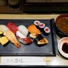 すし処　漁場 - 令和5年12月
ランチタイム(10:00〜15:00)
昼のサービス定食 税込1500円
にぎり寿司8貫(タイ、マグロ、イカ、サーモン、玉子、海老、タコ、穴子)、鉄火巻3切れ、赤出汁