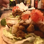 タコヨテ - ポーク、レタス、トマト、オニエンン