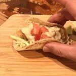 タコヨテ - 白身魚のいぶりがっこタルタルフライタコス