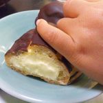 どんまい - 2013.11. チビにサービスで頂いたエクレア　チビは中身のクリームだけ食す（＾＾；
