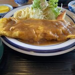 いずみ食堂 - オムレツの中にロースソテーが入っています。洋風のビネガーソースが付け合わせの野菜やパスタに合います。